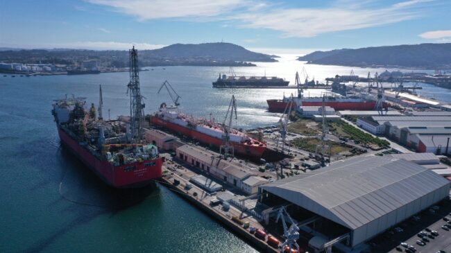 Cae al mar una de las grúas 'cigüeña' de Navantia Ferrol