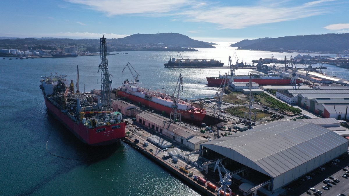 Cae al mar una de las grúas ‘cigüeña’ de Navantia Ferrol