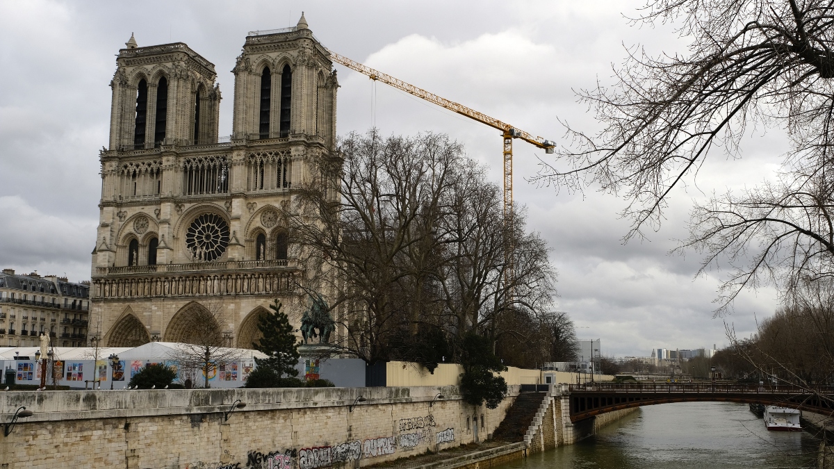 Macron visita Notre Dame cinco años después del devastador incendio que arrasó la catedral