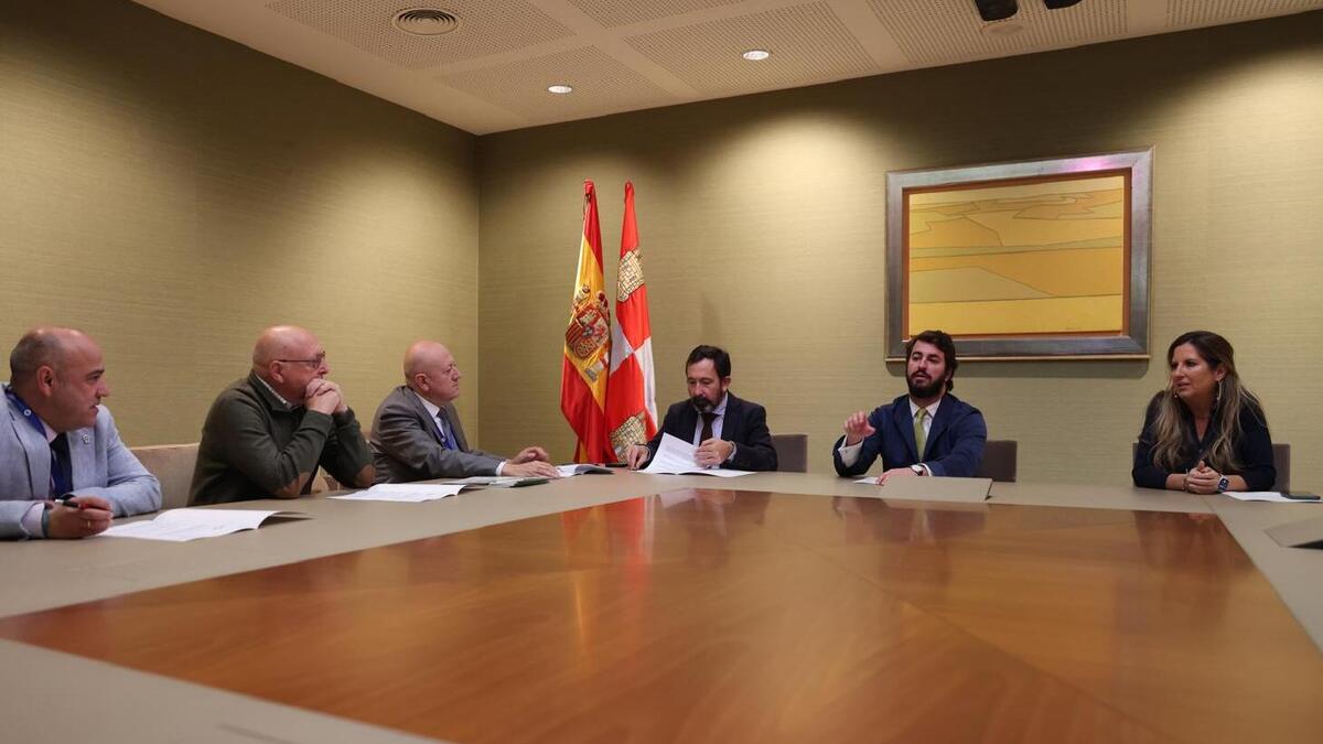 García-Gallardo y FSIE Castilla y León debaten sobre limitar el uso de pantallas en las aulas