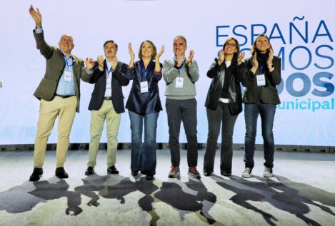 El PP exhibe «unidad» en su cónclave municipal frente a un «PSOE en llamas» reunido en Sevilla