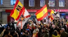 Manifestantes falangistas protestan contra el PSOE en Ferraz y cantan el 'Cara al sol'