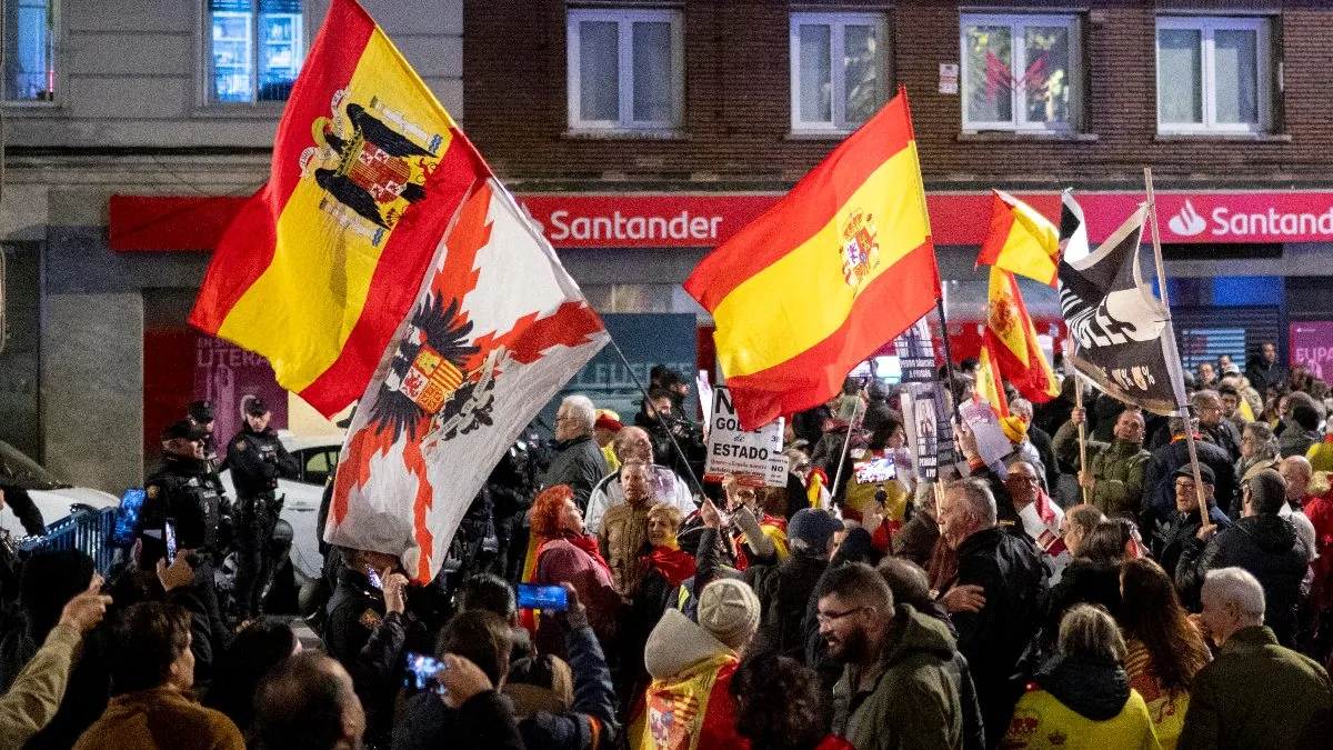 Manifestantes falangistas protestan contra el PSOE en Ferraz y cantan el ‘Cara al sol’