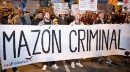 Unas mil personas protestan frente a la sede del PP en Barcelona contra la gestión de Mazón