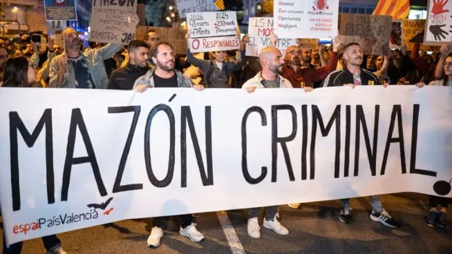 Unas mil personas protestan frente a la sede del PP en Barcelona contra la gestión de Mazón