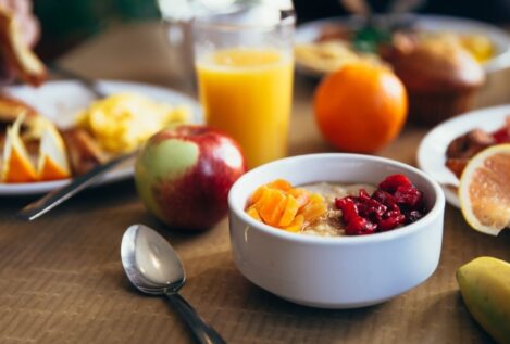 ¿Un ayuno nocturno largo y un desayuno temprano beneficia el índice de masa corporal?