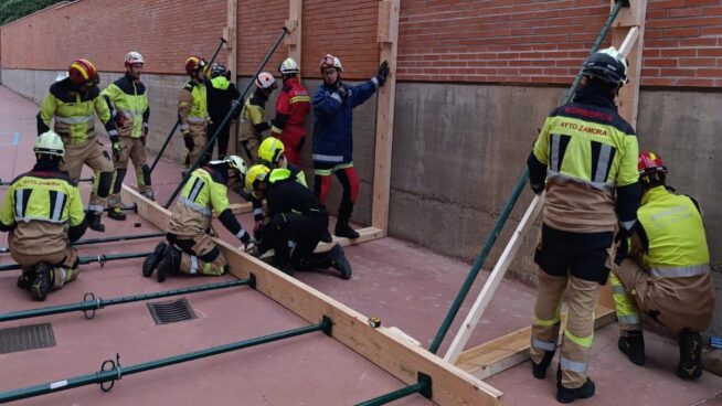 Bomberos de Castilla y León y Portugal se especializan en intervenciones ante derrumbes