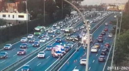 Un accidente múltiple con tres heridos obliga a cortar el carril BUS-VAO de la A-6 en Madrid