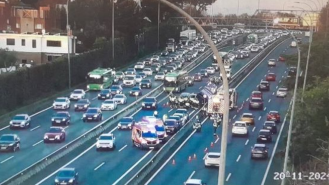 Un accidente múltiple con tres heridos obliga a cortar el carril BUS-VAO de la A-6 en Madrid