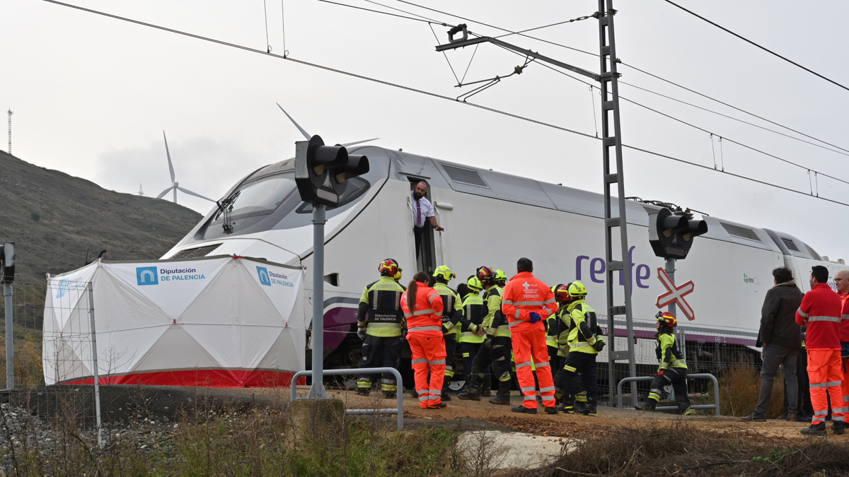 Dos muertos tras arrollar un tren Alvia a un coche en un paso a nivel en Husillos (Palencia)