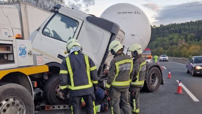 Investigan a un conductor de un camión tras estrellarse contra un coche parado en la autovía