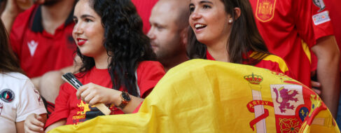 Absuelven a cinco personas que increparon a fans de la selección femenina en Pamplona