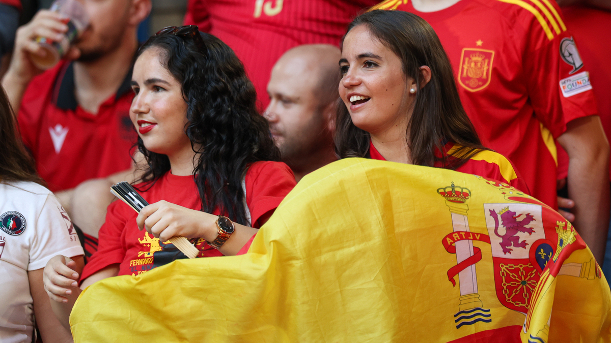 Absuelven a cinco personas que increparon a fans de la selección femenina en Pamplona