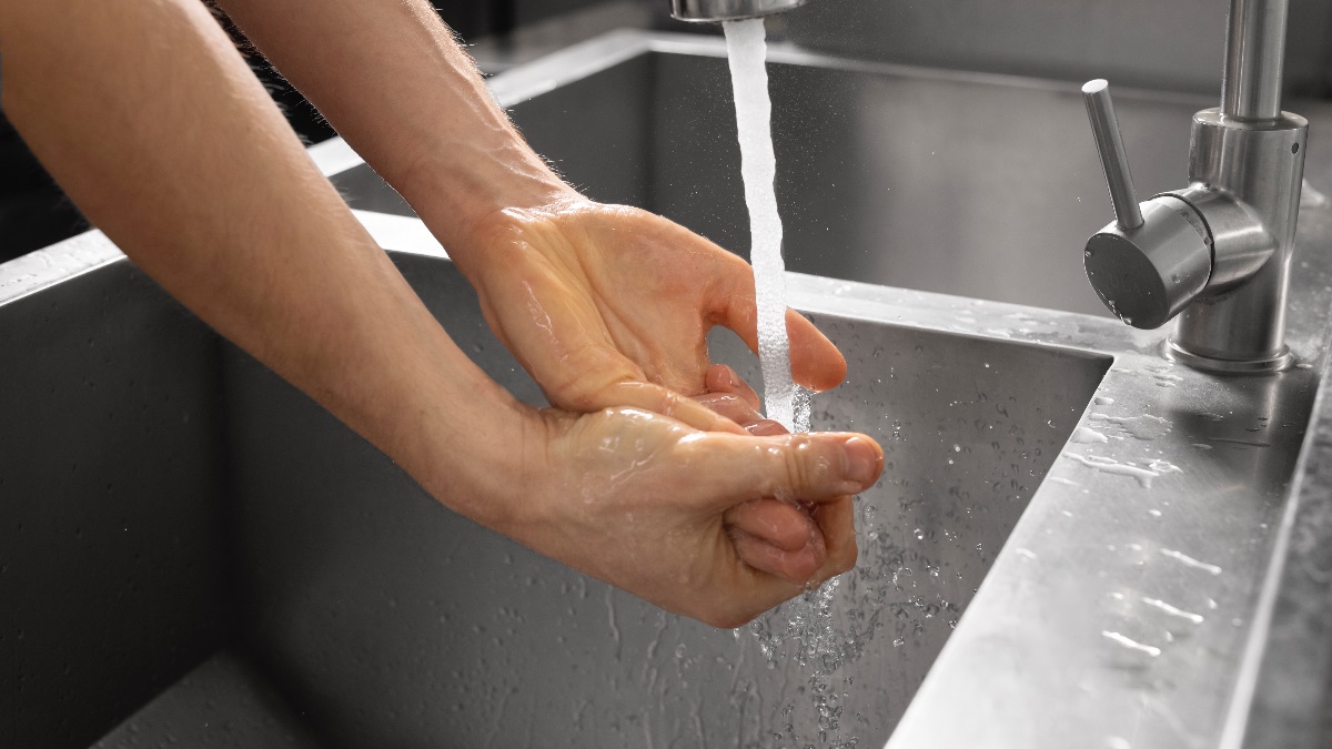 El agua embotellada parece más sana, pero un estudio confirma lo contrario