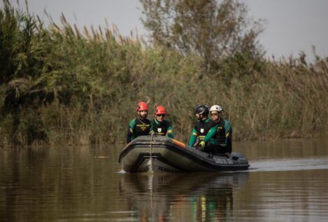 Pescadores y barqueros ayudan a la Guardia Civil a peinar La Albufera en busca de cuerpos