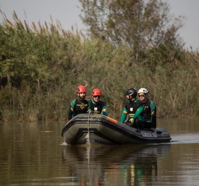 Pescadores y barqueros ayudan a la Guardia Civil a peinar La Albufera en busca de cuerpos