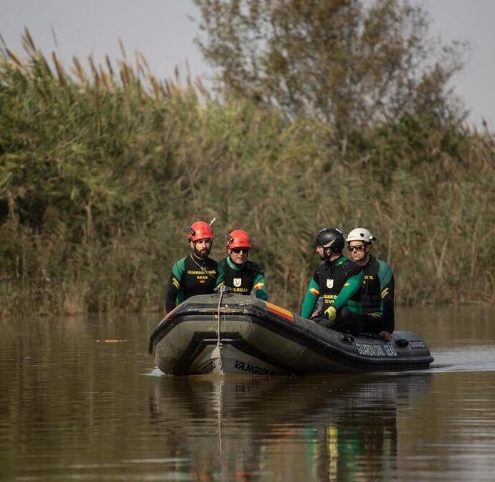 Pescadores y barqueros ayudan a la Guardia Civil a peinar La Albufera en busca de cuerpos