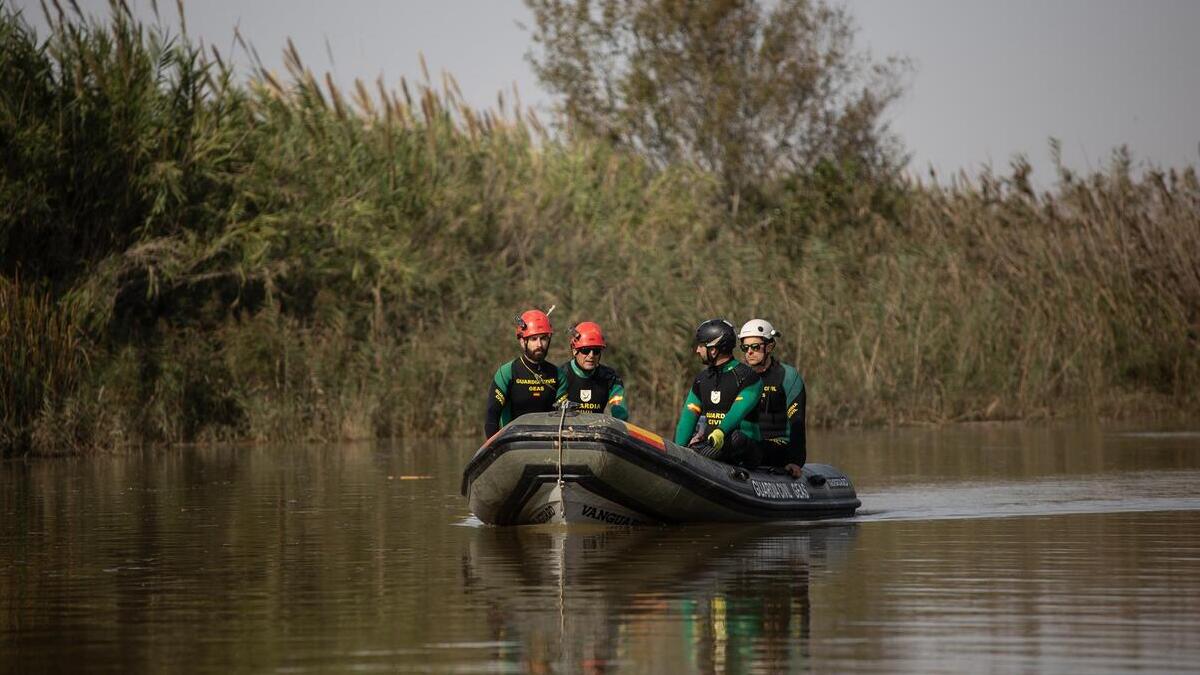 Pescadores y barqueros ayudan a la Guardia Civil a peinar La Albufera en busca de cuerpos