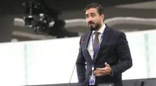 Alvise declara a la Eurocámara que ha ganado 800.000 euros como 'influencer' desde 2021