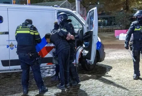 La alcaldesa de Ámsterdam, tras los disturbios de este lunes: «Escalofriante caza de judíos»