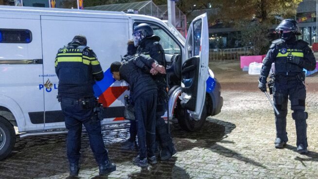 La alcaldesa de Ámsterdam, tras los disturbios de este lunes: «Escalofriante caza de judíos»