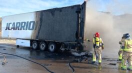 Arde un camión frigorífico en la autopista AP-7 a su paso por Mazarrón (Murcia)