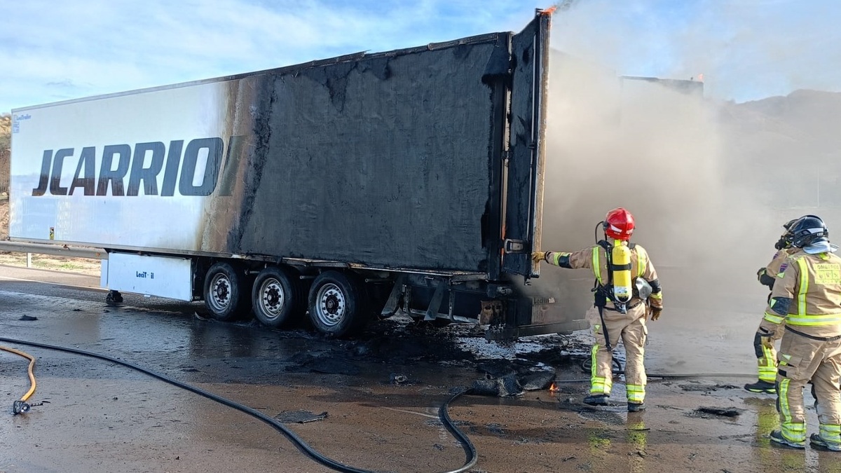 Arde un camión frigorífico en la autopista AP-7 a su paso por Mazarrón (Murcia)