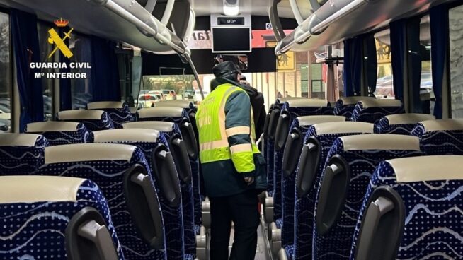 Inmovilizan un bus escolar en Jerte (Cáceres) cuyo conductor dio positivo en alcohol