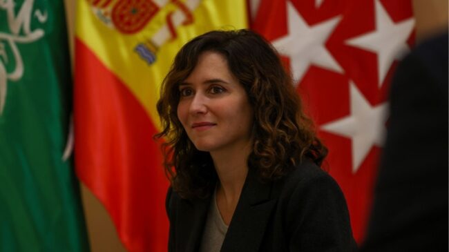 Ayuso firma con los sindicatos que empleados públicos con méritos suban de nivel y sueldo