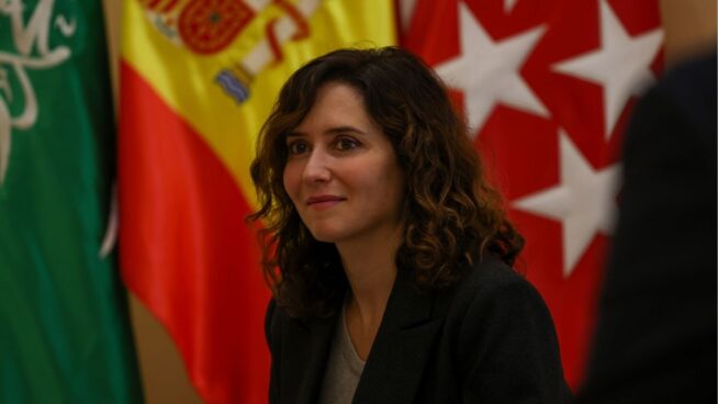 Ayuso firma con los sindicatos que empleados públicos con méritos suban de nivel y sueldo