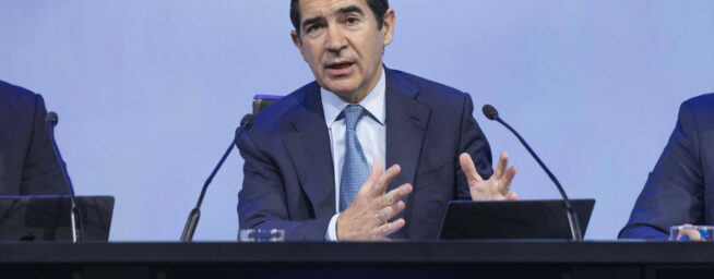BBVA decide seguir adelante con la opa al Sabadell pese a las trabas del Gobierno