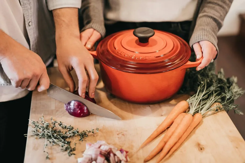 Preparando el caldo de verduras: Becca Tapert (Unsplash)