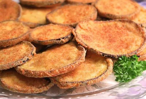 Ni con papel ni con espumadera: trucos para evitar que la berenjena frita absorba el aceite