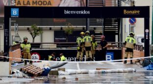 Bomberos franceses esperan la autorización de España para enviar una gran bomba de achique