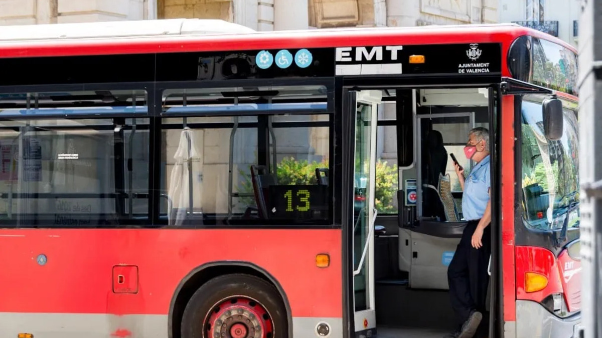 La EMT adapta las rutas y comienza a llegar a las zonas de Valencia afectadas por el temporal