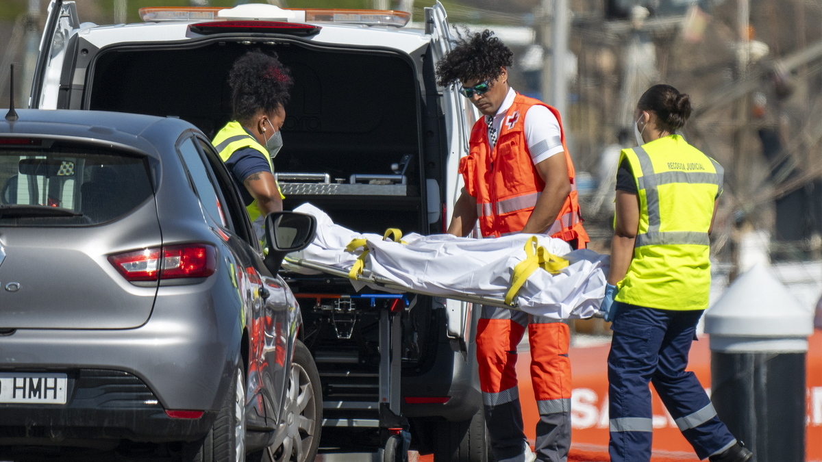 Un pesquero recupera los cadáveres de dos jóvenes magrebíes en aguas de Lanzarote