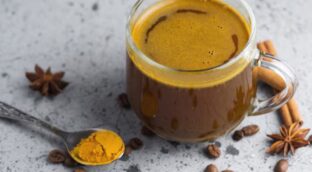 Ni con salvia, ni con canela: la nueva forma saludable de endulzar el café