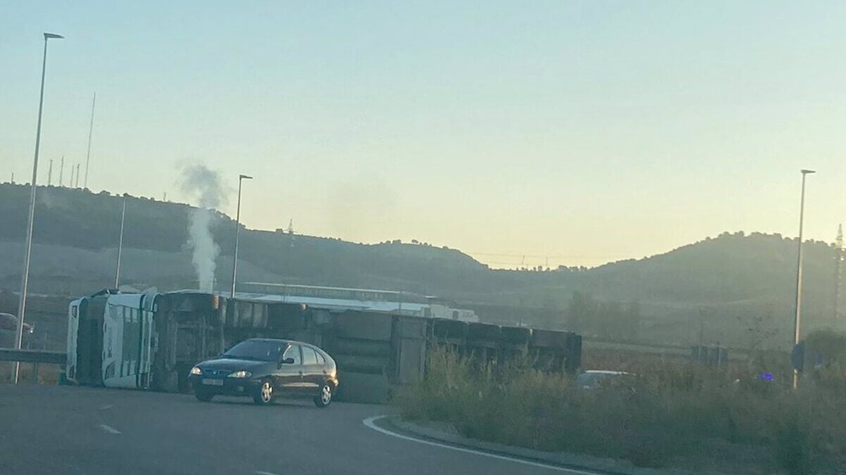 Dos heridos tras el vuelco de un camión cargado de cerdos en La Cistérniga (Valladolid)