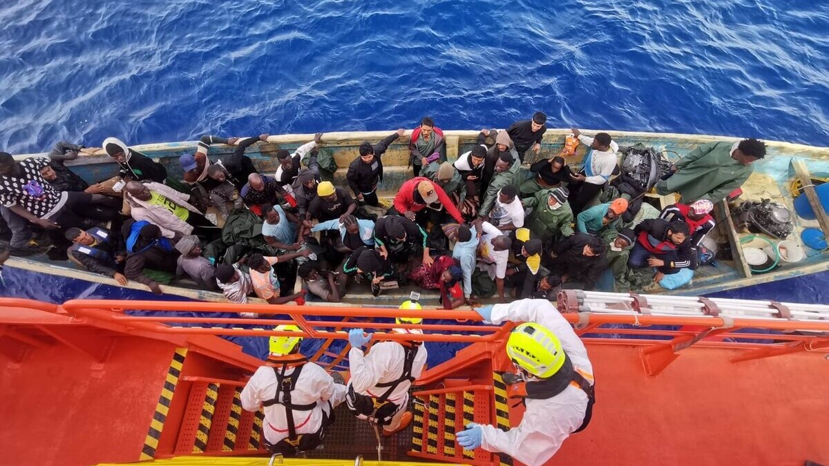 Rescatado un cayuco con 47 inmigrantes y dos gatos a bordo en aguas al sur de El Hierro