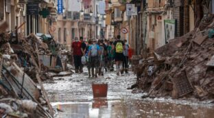 55 farmacias y 16 centros sanitarios siguen cerrados en Valencia tras las inundaciones