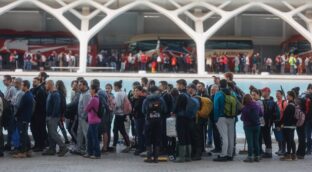 Caos en la plataforma de voluntarios: «Nos llevaron a Chiva y no salimos del autobús»