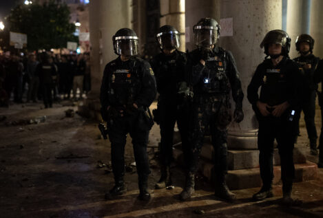 Quejas de los policías que no pudieron usar pelotas en Valencia: «Nos dejaron vendidos»