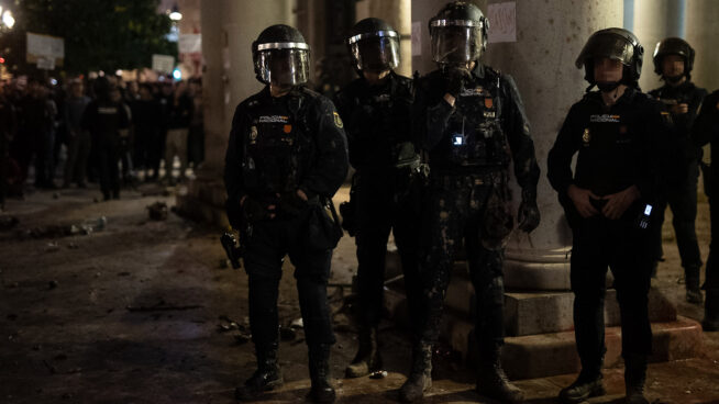 Quejas de los policías que no pudieron usar pelotas en Valencia: «Nos dejaron vendidos»