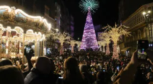 El orgullo de gasto público recrudece la carrera por la luz de la Navidad