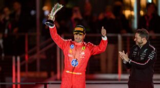 La salida de Sainz de Ferrari se enrarece y puede costarles el título de constructores