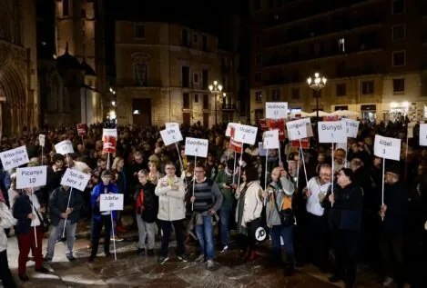 Cientos de personas piden en Valencia la dimisión de Mazón un mes después de la DANA