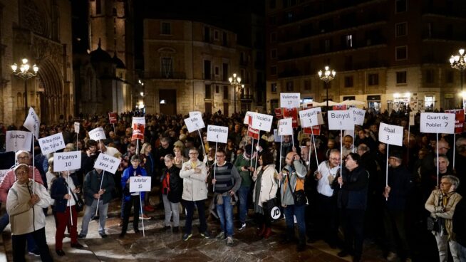 Cientos de personas piden en Valencia la dimisión de Mazón un mes después de la DANA