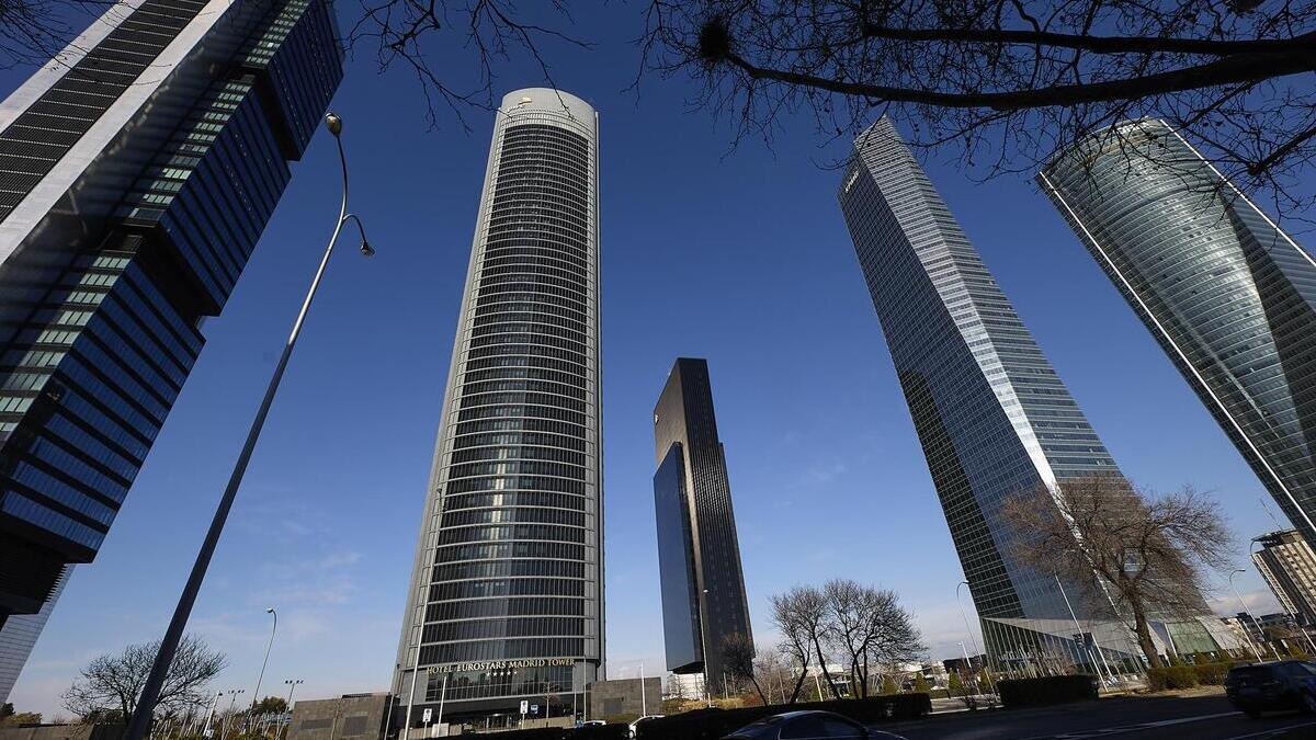 Desalojado un centro comercial por un incendio en el túnel de las Cuatro Torres de Madrid