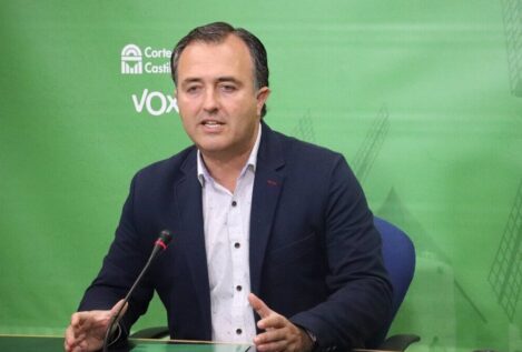 Vox denuncia que Page gobierna en Castilla-La Mancha «a golpe de tarjeta de crédito»