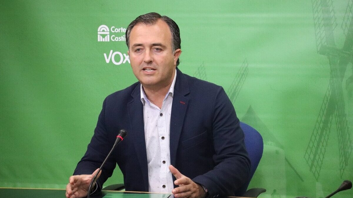 Vox denuncia que Page gobierna en Castilla-La Mancha «a golpe de tarjeta de crédito»